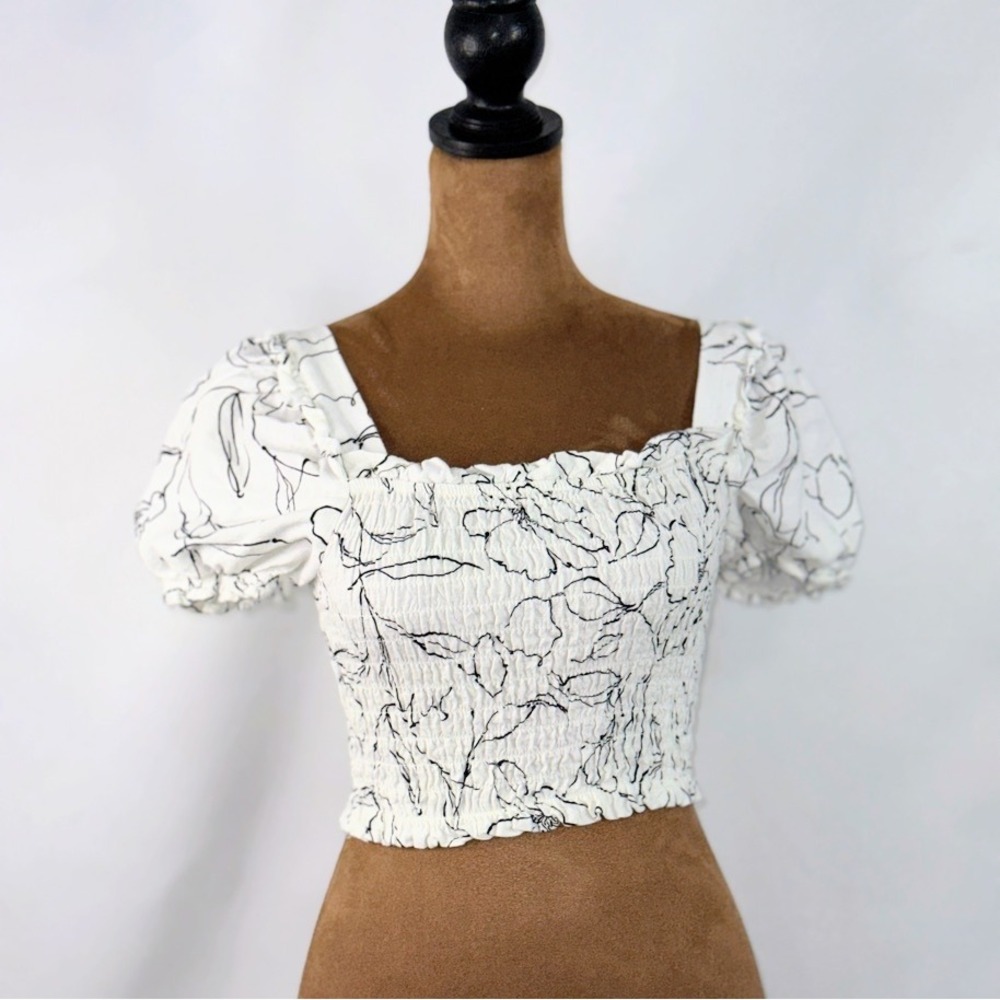 Monteau Los Angeles Womens Floral cottage core Top White Black Puff Sleeve Small